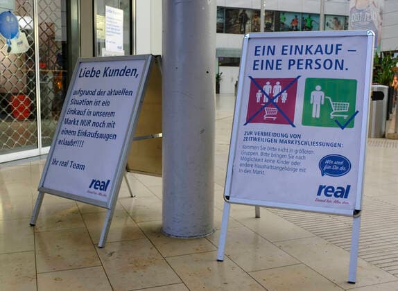 CORONA PANDEMIE,CORONAVIRUS,COVID 19,Signs in front of a real market entrance to its customers,,photographed on 13 04 2020 in the city of Essen in the Ruhr area in the federal state of North Rhine-Westphalia NRW Â