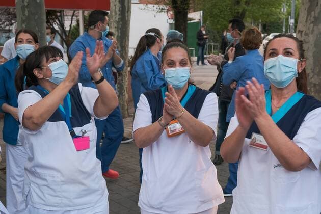 Medical staff from the Fundacion Jimenez Diaz Hospital gestures as neighbours applaud from their balconies in support of healthcare workers, during the coronavirus disease COVID 19 outbreak in Madrid, Spain April 13, 2020 Cordon Press