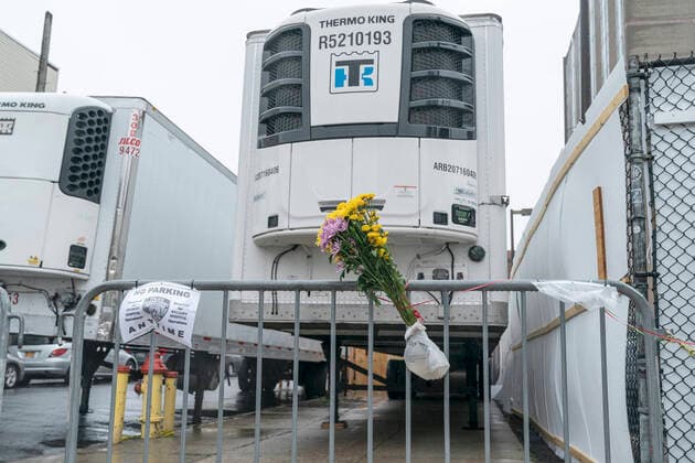 News Bilder des Tages Live in NYC amid COVID-19 pandemic Bouquet of flowers attached to metal rail at refrigerated trailers used as makeshift morgue at Wyckoff Heights Medical Center amid COVID-19 pandemic New York New York United States Copyright: LevxRadin