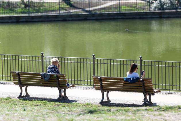 Many people spend Easter Sunday in the Volkspark Friedrichshain Coronakrise Easter Sunday in the park, observing the rules of distance and contact restrictions