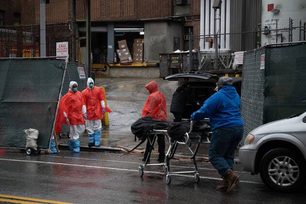 April 13, 2020, Brookyln, United States: Hospital workers help a funeral home worker to load a body onto his car amid the coronavirus outbreak..New York has surpassed 10,000 confirmed coronavirus deaths. Brookyln United States - ZUMAs197 20200413_zaa_s197_247 Copyright: xBraulioxJatarx