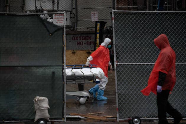 April 13, 2020, Brookyln, United States: Hospital workers load a body onto a portable morgue outside the Brooklyn hospital amid the coronavirus outbreak..New York has surpassed 10,000 confirmed coronavirus deaths. Brookyln United States - ZUMAs197 20200413_zaa_s197_251 Copyright: xBraulioxJatarx