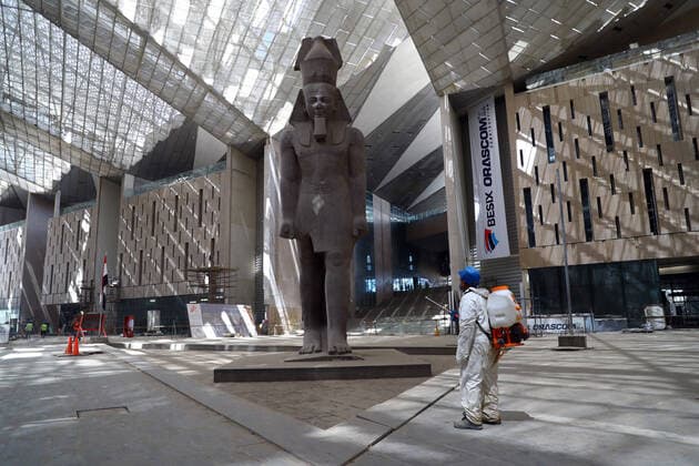 News Bilder des Tages (200413) -- GIZA (EGYPT), April 13, 2020 (Xinhua) -- A worker sprays disinfectant in the Grand Egyptian Museum (GEM) in Giza, Egypt, on April 13, 2020. Egypt reported on Monday 125 new COVID-19 infections and five deaths, bringing the death toll in the country to 164, while the number of the confirmed cases jumped to 2,190. (Xinhua Ahmed Gomaa) EGYPT-GIZA-GRAND EGYPTIAN MUSEUM-COVID-19-MEASURES 