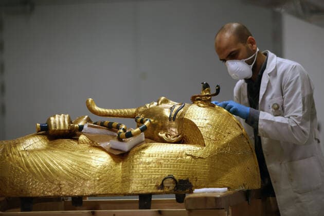 (200413) -- GIZA (EGYPT), April 13, 2020 (Xinhua) -- An archeologist wearing a face mask works in the Grand Egyptian Museum (GEM) in Giza, Egypt, on April 13, 2020. Egypt reported on Monday 125 new COVID-19 infections and five deaths, bringing the death toll in the country to 164, while the number of the confirmed cases jumped to 2,190. (Xinhua Ahmed Gomaa) EGYPT-GIZA-GRAND EGYPTIAN MUSEUM-COVID-19-MEASURES 