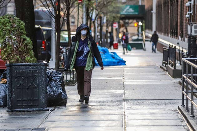 April 13, 2020, New York, NEW YORK, EUA: People wearing protective masks are seen walking the streets of New York during the COVID-19 coronavirus pandemic in the United States. New York EUA - ZUMAc233 47185344st Copyright: xVanessaxCarvalhox