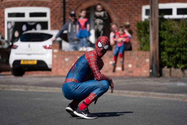 Entertainment Bilder des Tages (200414) -- MANCHESTER, April 14, 2020 (Xinhua) -- Jason Baird, who runs a martial arts academy in South Manchester, dressed up as Spider-Man, entertains the public amid the COVID-19 outbreak in Manchester, Britain on April 13, 2020. (Photo by Jon Super Xinhua) BRITAIN-MANCHESTER-COVID-19-SPIDER-MAN 