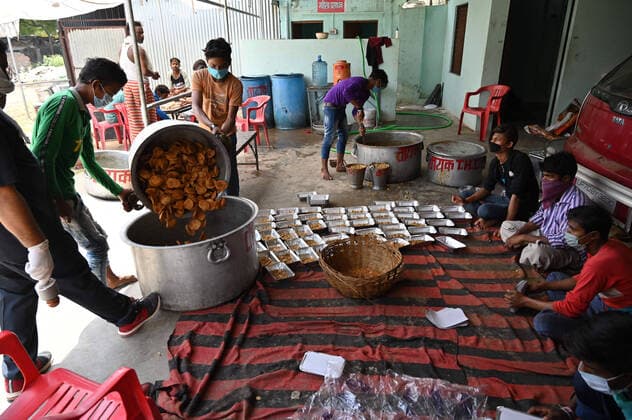 April 14, 2020, Prayagraj, Uttar Pradesh, India: Prayagraj: Volunteer arrange food packets at Ishwar Sharan college community kitchen during a nationwide lockdown government-imposed nationwide lockdown as a preventive measure against the COVID-19 coronavirus, in Allahabad on Tuesday, April 14, 2020. Prayagraj India - ZUMAv115 20200414_zap_v115_007 Copyright: xPrabhatxKumarxVermax