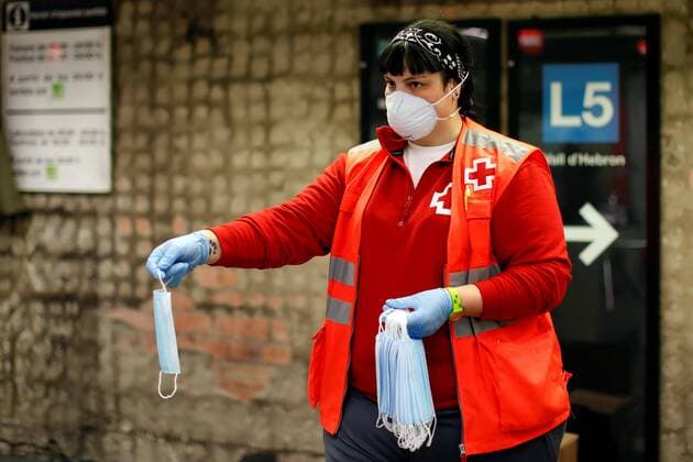 A Red Cross member waits to give masks among commuters at a subway station in Barcelona, northeastern Spain, 14 April 2020. Authorities will deliver some 10 million mask in Spain until next 15 April amid coronavirus outbreak. Coronavirus crisis !ACHTUNG: NUR REDAKTIONELLE NUTZUNG!  Copyright: xMartaxPerezx GRAFCAT4838 20200414-637224558186503178
