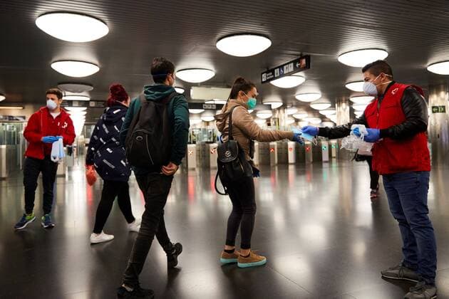 A Red Cross member gives a mask to a commuter at a subway station in Barcelona, northeastern Spain, 14 April 2020. Authorities will deliver some 10 million mask until next 15 April amid coronavirus outbreak. Coronavirus crisis !ACHTUNG: NUR REDAKTIONELLE NUTZUNG!  Copyright: xAlejandroxGarciax GRAFCAT4847 20200414-637224589065819778