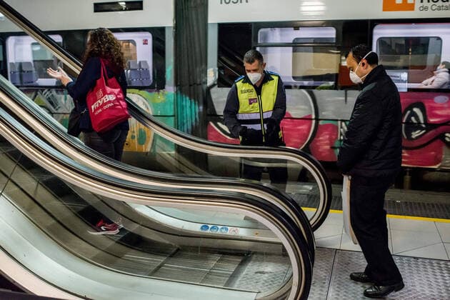 April 14, 2020, Barcelona, Catalonia, Spain: A security guard controls the distance between commuters on escalators at Catalunya station in Barcelona. Thousands of people are returning to work after the Spanish government has lift the strictest measures of coronavirus confinement. Barcelona Spain - ZUMAb137 20200414_zap_b137_001 Copyright: xJordixBoixareux