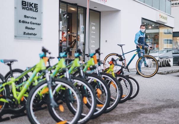 Kaprun THEMENBILD Employee of a bicycle shop opens the shop during the coronavirus pandemic Starting today, many shops will re open after the one month shutdown again in Zell am See Kaprun on Tuesday 14 April 2020 Employee of a bicycle shop opens the shop during the World Wide Coronavirus Pandemic Starting today, many shops will re open after the one month shutdown in Kaprun, Austria on 2020 04 14  EP_fei