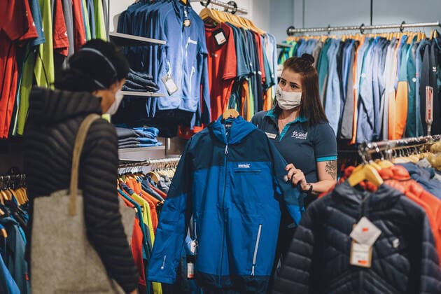 Kaprun THEMENBILD Employee and customer in a sporting article store Customers in a sporting equipment store during the World Wide Coronavirus Pandemic Starting today, many shops will re open after the one month shutdown in Kaprun, Austria on 2020 04 14 14  EP_fei