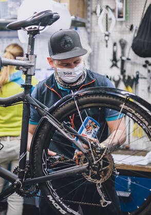 Kaprun THEMENBILD Bicycle shop employee repairs a bicycle during the Coronavirus Pandemic Starting today, many shops will be open after the one month shutdown again in Zell am See Kaprun on Tuesday 14 April 2020 Bicycle shop employee repairs a bicycle during the World Wide Coronavirus Pandemic Starting today, many shops will be open after the one month shutdown in Kaprun, Austria on 2020 04 14  EP_fei