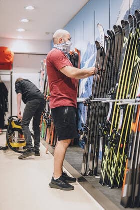 Kaprun THEMENBILD Employees of a sporting goods store during the coronavirus pandemic Starting today, many shops will be open after the one month shutdown again in Zell am See Kaprun on Tuesday 14 April 2020 Employee of a sporting equipment store during the World Wide Coronavirus Pandemic Starting today, many shops will be open after the one month shutdown in Kaprun, Austria on 2020 04 14  EP_fei