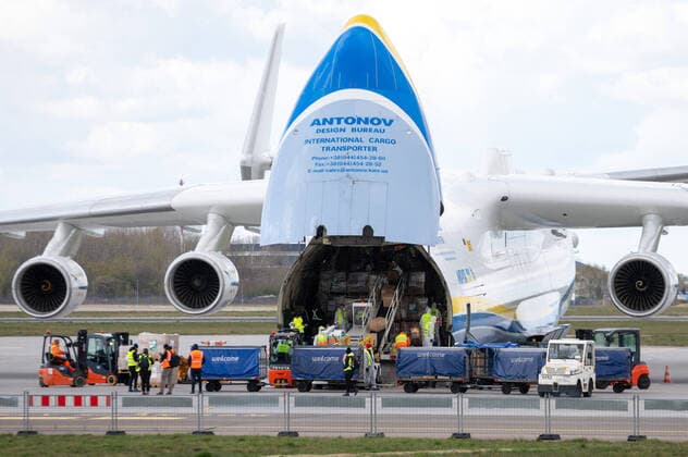 14.04.2020 WARSZAWA PRZYLOT NAJWIEKSZEGO SAMOLOTU SWIATA ANTONOV AN-225 Z CHIN ZE SPRZETEM MEDYCZNYM ZAKUPIONYM PRZEZ KGHM I LOTOS N Z ROZLADUNEK ANTONOV AN-225 MIRJIA FOT MARCIN BANASZKIEWICZ FOTONEWS NEWSPIX.PL --- Newspix.pl Unloading medical equipment and personal protective equipment from the Antonov AN 225 deck  20200414FNMB013