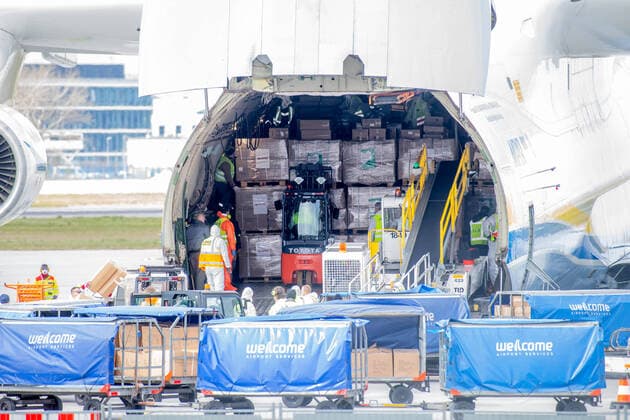 WARSZAWA 14.04.2020 ANTONOW AN-225 W WARSZAWIE ROZLADUNEK FOT. BRUNNER NEWSPIX.PL --- Newspix.pl Unloading medical equipment and personal protective equipment from the Antonov AN 225 deck  BRN14042020-0017