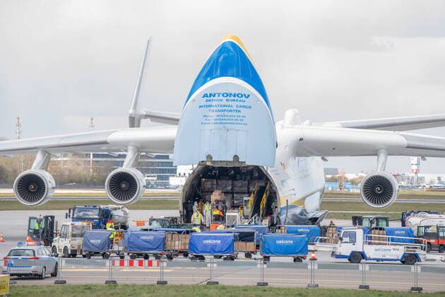 WARSZAWA 14.04.2020 ANTONOW AN-225 W WARSZAWIE ROZLADUNEK FOT. BRUNNER NEWSPIX.PL --- Newspix.pl Unloading medical equipment and personal protective equipment from the Antonov AN 225 deck  BRN14042020-0016
