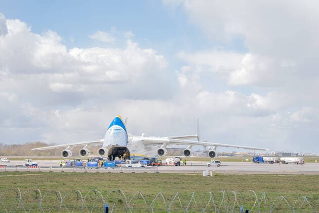 WARSZAWA 14.04.2020 ANTONOW AN-225 W WARSZAWIE ROZLADUNEK FOT. BRUNNER NEWSPIX.PL --- Newspix.pl Unloading medical equipment and personal protective equipment from the Antonov AN 225 deck  BRN14042020-0022