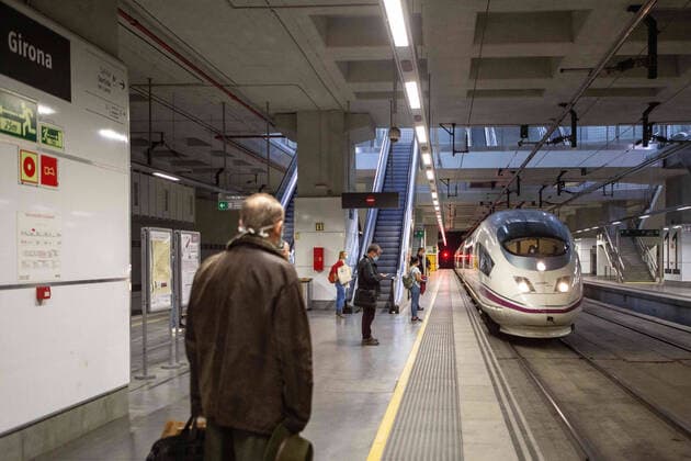 April 14, 2020, Girona, Spain: Passengers await for a tram amid Coronavirus (COVID-19) crisis at the Girona railway station..The Spanish government reestablishes non-essential jobs in Catalonia after 31 days of confinement. More than 1,700,000 people return to work. Civil protection and police officers distribute masks at train and bus stations to prevent the spread of Covid-19 from increasing. Girona Spain - ZUMAs197 20200414_zaa_s197_035 Copyright: xMartixNavarrox