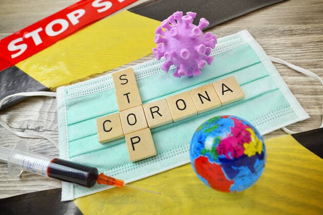 Game letters form the words Corona and Stop on a protective mask, symbolic photo for the measures against the coronavirus pandemic ** NUR FUER REDAKTIONELLE ZWECKE ** EDITORIAL USE ONLY **