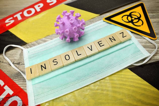 Game letters form the word insolvency on a protective mask, coronavirus pandemic and economic crisis ** NUR FUER REDAKTIONELLE ZWECKE ** EDITORIAL USE ONLY **