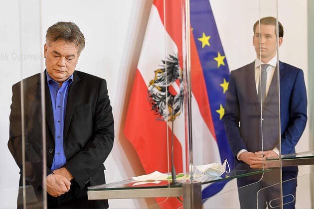 photonews.at APA ROLAND SCHLAGER Handout - Corona Virus Krise - Wien 14.04.2020 - Heute am Vormittag fand im Bundeskanzleramt eine Pressekonferenz mit der Regierungsspitze statt bei der es um den aktuellen Stand bei dem sich immer weiter verbreitenden Coronavirus ging. Es wurden u.a. die Maskenpflicht auf den öffentlichen Personennahverkehr ausgeweitet ebenfalls dürfen ab heute Geschäfte unter 400 qm sowie Garten- und Baumärkte unter Bedingungen wieder öffnen . Wegen der Maßnahmen zur Eindämmung des Coronavirus ist die Regierung hinter neu augestellten Glasfronten aufgetreten und auch die Teilnahme von Medien an den Pressekonferenzen ist weiterhin sehr einschgeschränkt. PHOTO: (v.L.) Vizekanzler Werner Kogler (Grüne) Bundeskanzler Sebastian Kurz (ÖVP), während der PK. Vienna (AUSTRIA) - Corona virus crisis - A press conference with t 