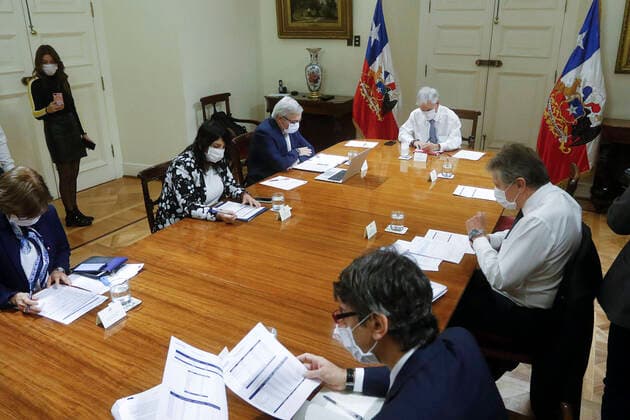 Santiago, April 14, 2020 The President of the Republic, Sebastian Pinera, heads a new meeting of the coronavirus emergency committee arrives at the Palacio de La Moneda to participate in a new meeting of the coronavirus emergency committee.  Copyright: POOLxFOTOGRAFICO VIAxATONxCHILE