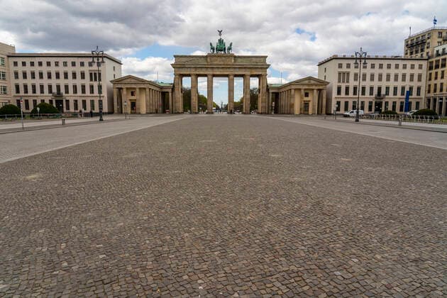 Because of the corona pandemic, squares and streets in Berlin are deserted, including Pariser Platz in front of the Brandenburg Gate in Berlin Mitte Photo Volker Hohlfeld Empty in front of the Brandenburg Gate