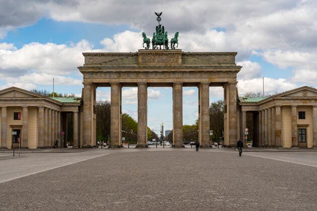 Because of the corona pandemic, squares and streets in Berlin are deserted, including Pariser Platz in front of the Brandenburg Gate in Berlin Mitte Photo Volker Hohlfeld Empty in front of the Brandenburg Gate