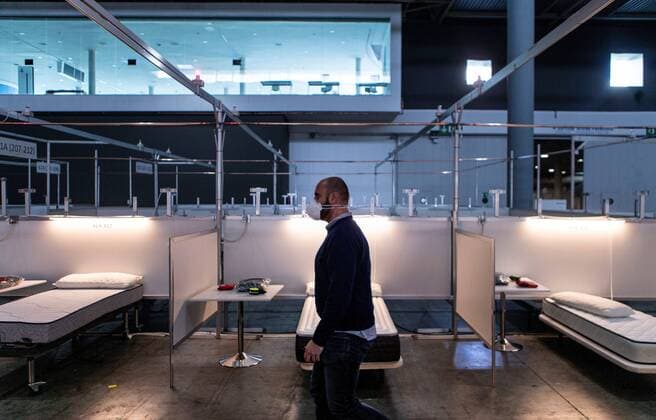 A worker walks among the boxes at the field hospital set up at Gran Via pavilion of Fira de Barcelona exhibition and convention center, in L Hospitalet de Llobregat, Barcelona, Spain, 14 April 2020. The hospital is prepared to admit up to 300 COVID-19 patients in case of there is an upturn in the number of cases in Barcelona. Field hospital in Barcelona !ACHTUNG: NUR REDAKTIONELLE NUTZUNG!  Copyright: xEnricxFontcubertax GRAFCAT4888 20200414-637224736764976959