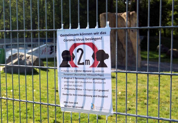bbe closures due to the corona virus 14 04 2020 v l playground closure in the municipality of Alsbach due to corona action, single photo Jürgen Pfliegensdörfer Jürgen Pfliegensdörfer , Neckarstraße 24, D 64665 Alsbach, Phone 49 171 5397931 www sportsword de Bankverbindung Bezirkssp ba