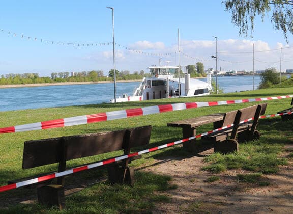 bbe closures due to the coronavirus 14 04 2020 v l Closure of the green area and the seating areas on the Rhine near Gernsheim due to the coronavirus with the Rhine ferry Helene Aktion, single photo