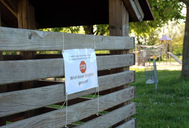 bbe closures because of the coronavirus 14 04 2020 v l closure of a playground in Gernsheim because of the coronavirus action, single photo Jürgen Pfliegensdörfer Jürgen Pfliegensdörfer , Neckarstraße 24, D 64665 Alsbach, Phone 49 171 5397931 www sportsword de Bankverbindung ba