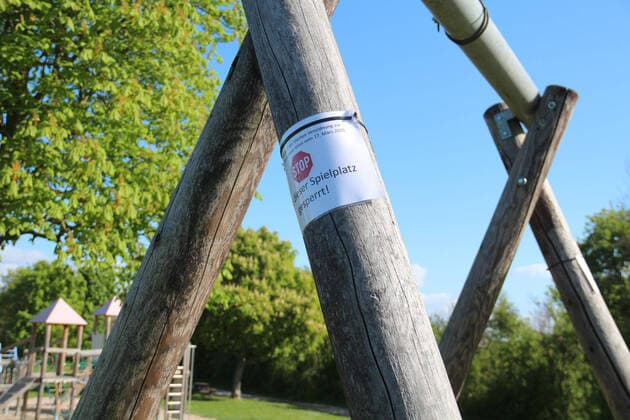 bbe closures because of the coronavirus 14 04 2020 v l closure of a playground in Gernsheim because of the coronavirus action, single photo Jürgen Pfliegensdörfer Jürgen Pfliegensdörfer , Neckarstraße 24, D 64665 Alsbach, Phone 49 171 5397931 www sportsword de Bankverbindung ba