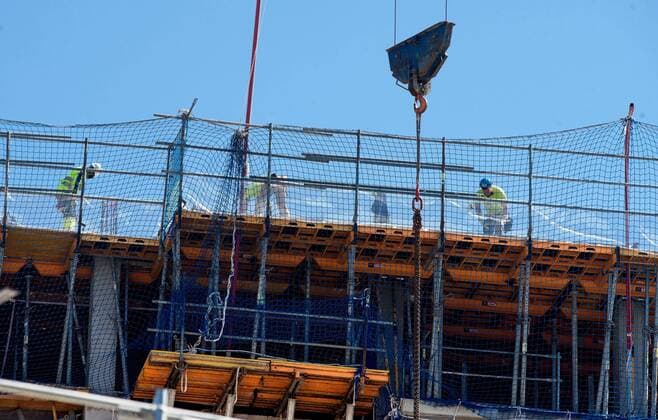 Several workers stand onto a building under construction in Barcelona, Spain, 14 April 2020. Central government decided that some non-essential economic activities resume its work from 13 April after two weeks amid the lockdown caused by coronavirus outbreak. Coronavirus crisis !ACHTUNG: NUR REDAKTIONELLE NUTZUNG!  Copyright: xEnricxFontcubertax GRAFCAT4876 20200414-637224739850861696