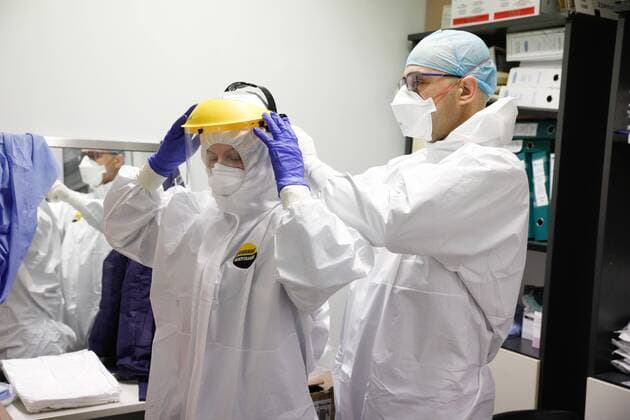 April 14, 2020, Athens, Greece: Medical staff prepare to go in the ICU unit of the Covid 19 in ATTIKON hospital. Athens Greece - ZUMAe114 20200414_zaa_e114_007 Copyright: xEurokinissix