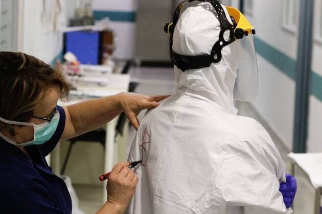 April 14, 2020, Athens, Greece: Medical staff prepare to go in the ICU unit of the Covid 19 in ATTIKON hospital. Athens Greece - ZUMAe114 20200414_zaa_e114_008 Copyright: xEurokinissix