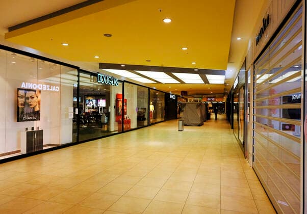 Germany Rhineland Palatinate Kaiserslautern Coronakrise pedestrian zone shopping centre closed shops Corona