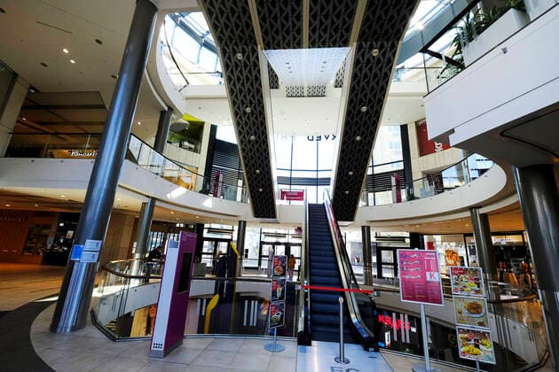 Germany Rhineland Pfalz Kaiserslautern Coronakrise pedestrian zone shopping centre empty foyer Corona