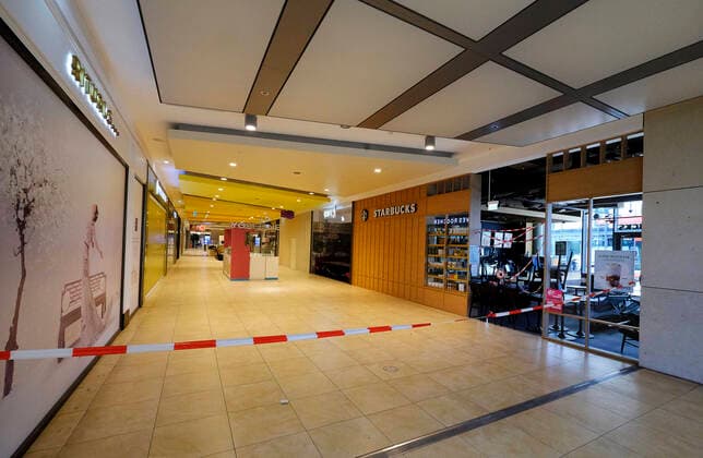 Germany Rhineland-Palatinate Kaiserslautern Coronakrise pedestrian zone shopping centre closed shopping line Corona