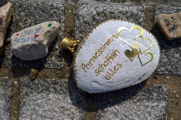In Regensburg, children paint pebbles and lay them on the ground along the Danube near Schwabelweis After the Corona Pandemic, people are allowed to help themselves and take their favourites home with them Photo Painted stones Stay healthy, princesses can do anything with a crown