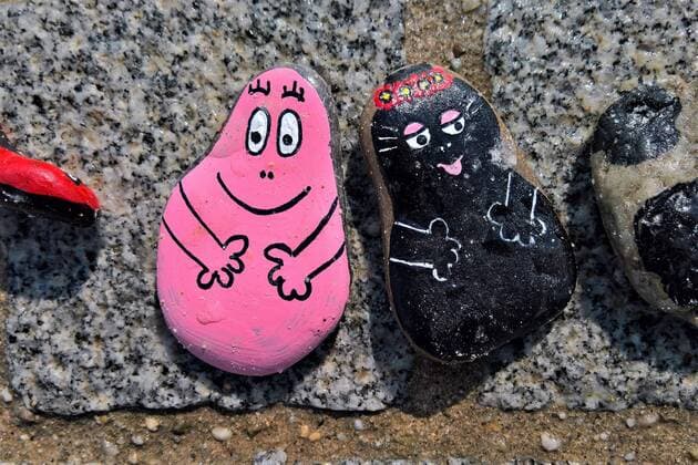 In Regensburg children paint pebbles and lay them on the ground along the Danube near Schwabelweis After the Corona Pandemic people are allowed to help themselves and take their favourites home with them Photo Painted stones Barbapappa or Barbapapa and Barbamama