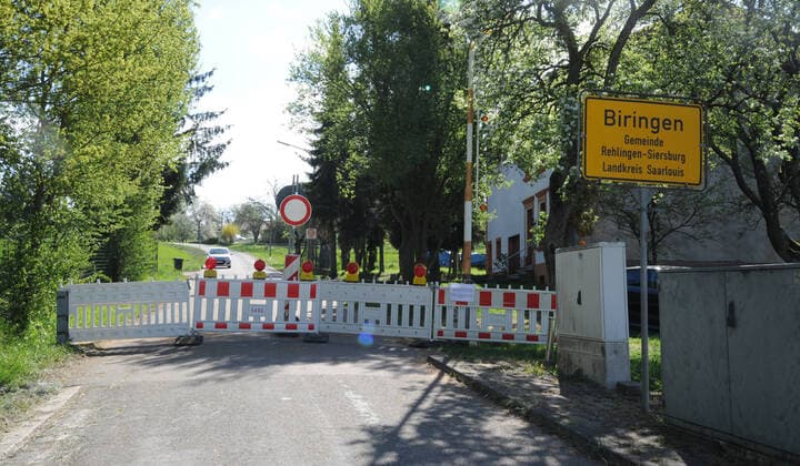 The border in Biringen in the direction of France is closed on Tuesday 14 04 2020 Because of the Corona crisis all border crossings are closed or controlled by the police Only commuters are allowed to enter Germany, for shopping visits crossing is prohibited bub