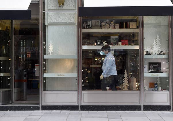 (200414) -- VIENNA, April 14, 2020 -- A shop reopens at Graben street in Vienna, Austria on April 14, 2020. Some shops and businesses in Austria began to reopen from Tuesday. ) AUSTRIA-VIENNA-COVID-19-SHOP-REOPEN GuoxChen 