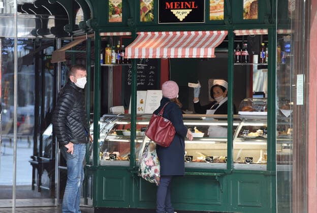News Themen der Woche KW16 News Bilder des Tages (200414) -- VIENNA, April 14, 2020 -- Customers visit a reopened snack bar at Graben street in Vienna, Austria on April 14, 2020. Some shops and businesses in Austria began to reopen from Tuesday. ) AUSTRIA-VIENNA-COVID-19-SHOP-REOPEN GuoxChen 