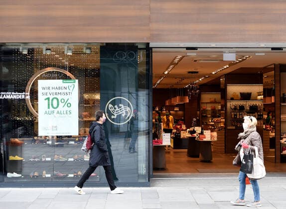 (200414) -- VIENNA, April 14, 2020 -- People walk past a reopened shop at Graben street in Vienna, Austria, on April 14, 2020. Some shops and businesses in Austria began to reopen from Tuesday. ) AUSTRIA-VIENNA-COVID-19-SHOP-REOPEN GuoxChen 
