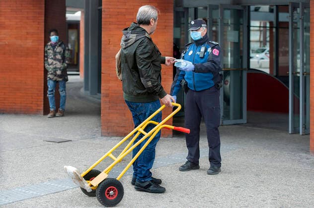 The Police of Madrid distributes masks at the Atocha station during the health crisis due to the Covid-19 virus pandemic - Coronaviruss. April 14,2020. (2020041431)