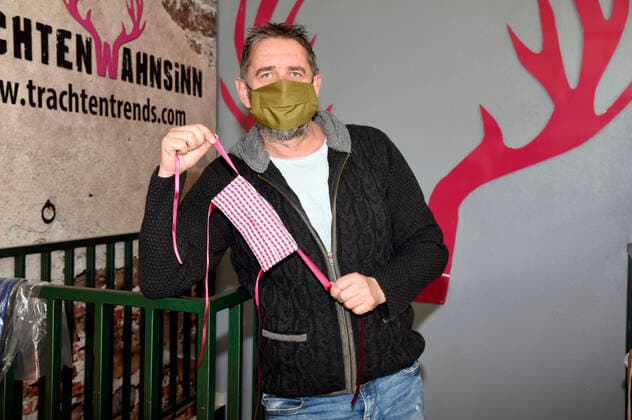 Manfred May is allowed to open his shop TrachtenWahnsinn with a special permit and offers, among other things, self-made face masks Germering, 14 04 2020 Foto:xS.xAdamx xFuturexImage