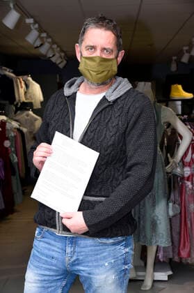 Manfred May is allowed to open his shop TrachtenWahnsinn with a special permit and offers, among other things, self-made face masks Germering, 14 04 2020 Foto:xS.xAdamx xFuturexImage