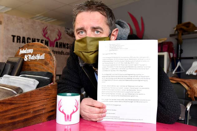 Manfred May is allowed to open his shop TrachtenWahnsinn with a special permit and offers, among other things, self-made face masks Germering, 14 04 2020 Foto:xS.xAdamx xFuturexImage